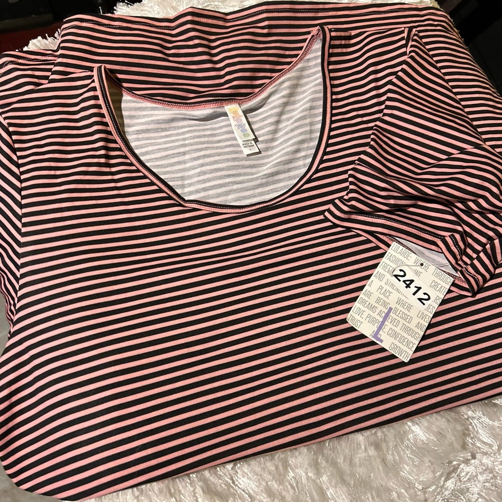 Beautiful LuLaRoe Perfect Tee with timeless, beautiful, pink and black stripes🩷🖤